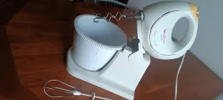 Frullatore con ciotola e fruste