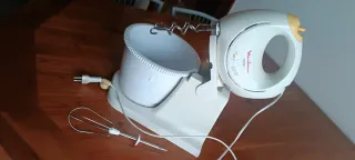 Frullatore con ciotola e fruste