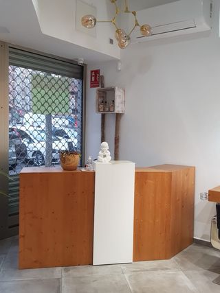 Mostrador recepción de madera maciza color rústico