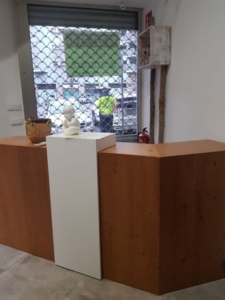 Mostrador recepción de madera maciza color rústico