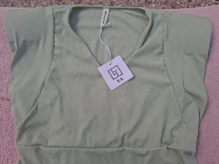 Blusa mujer con etiquetas. Medidas en descripción 