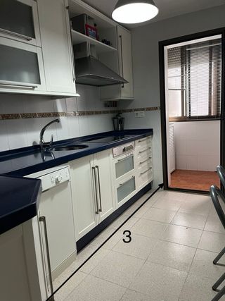 Muebles de cocina blancos y plateados