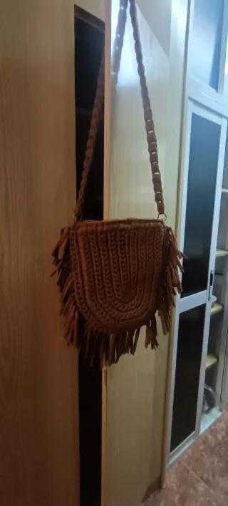 Bolso de trapillo hecho a mano con flecos