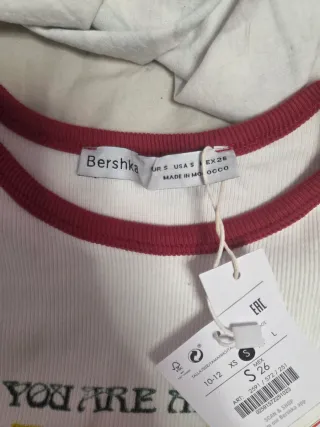 Camiseta Bershka corta Cherry Mood