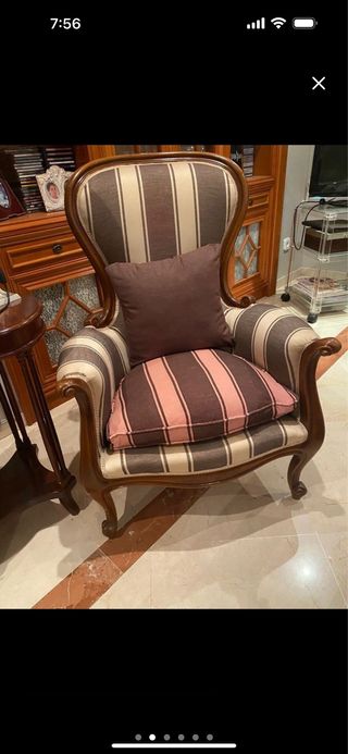 Sillón de tela con detalles de madera