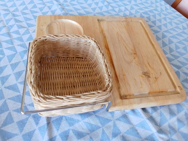 Tabla de quesos de madera con cesta de mimbre