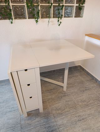 Mesa plegable de madera blanca