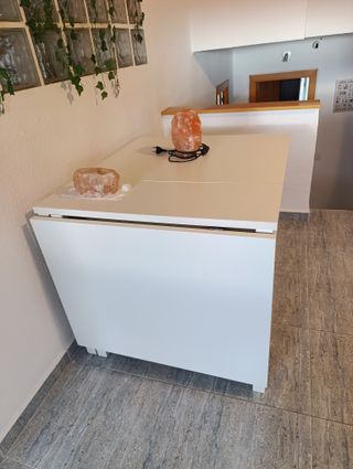 Mesa plegable de madera blanca
