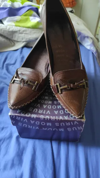 Zapatos de tacón marrones Virus Moda domicilio,
