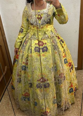 Traje de Fallera Verde con manteletas plata
