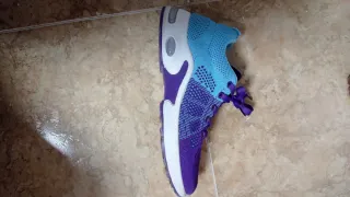 Zapatillas deportivas azules y moradas