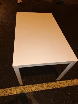 Mesa de comedor blanca