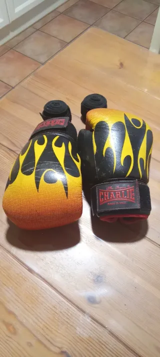 Guantes de boxeo Charlie con diseño de llamas
