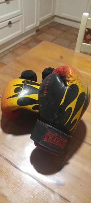 Guantes de boxeo Charlie con diseño de llamas