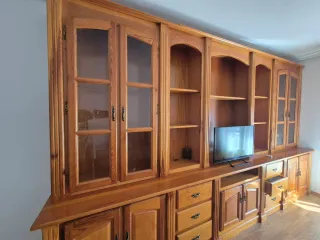Mueble de salón de madera con vitrinas