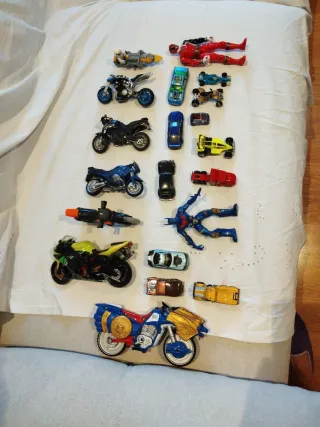 Vecchi set di giocattoli per auto e moto