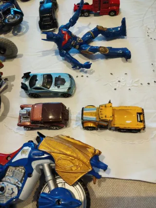 Vecchi set di giocattoli per auto e moto