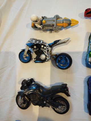 Vecchi set di giocattoli per auto e moto