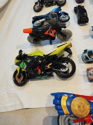 Vecchi set di giocattoli per auto e moto