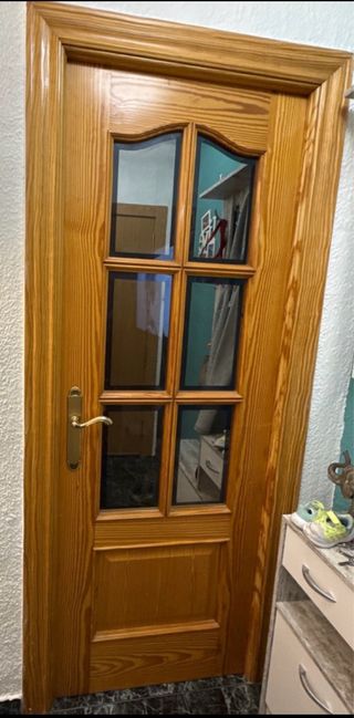 Puerta de madera con cristales