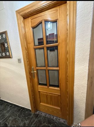 Puerta de madera con cristales