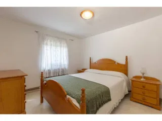 Dormitorio Matrimonio de pino color miel. 