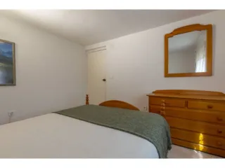 Dormitorio Matrimonio de pino color miel. 
