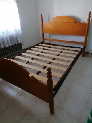 Dormitorio Matrimonio de pino color miel. 