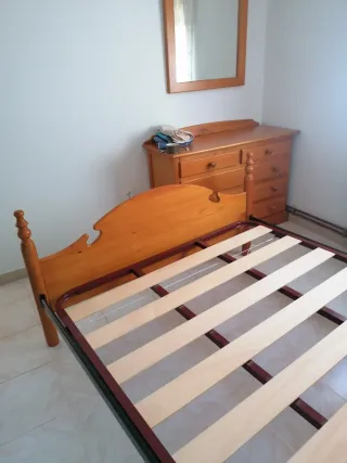 Dormitorio Matrimonio de pino color miel. 