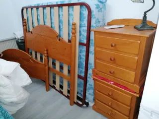 Dormitorio Matrimonio de pino color miel. 