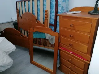 Dormitorio Matrimonio de pino color miel. 