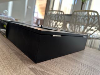 Coperchio da banco nero con foto e portachiavi