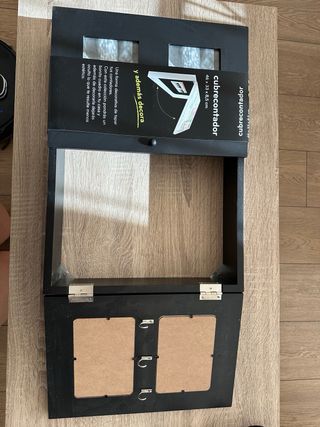 Coperchio da banco nero con foto e portachiavi