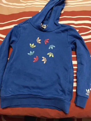 Sudadera Adidas niño azul con logo.