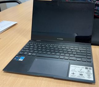 Asus Zenbook Flip 13 2 en 1, i7 · 16gbRAM. SSD 1TB