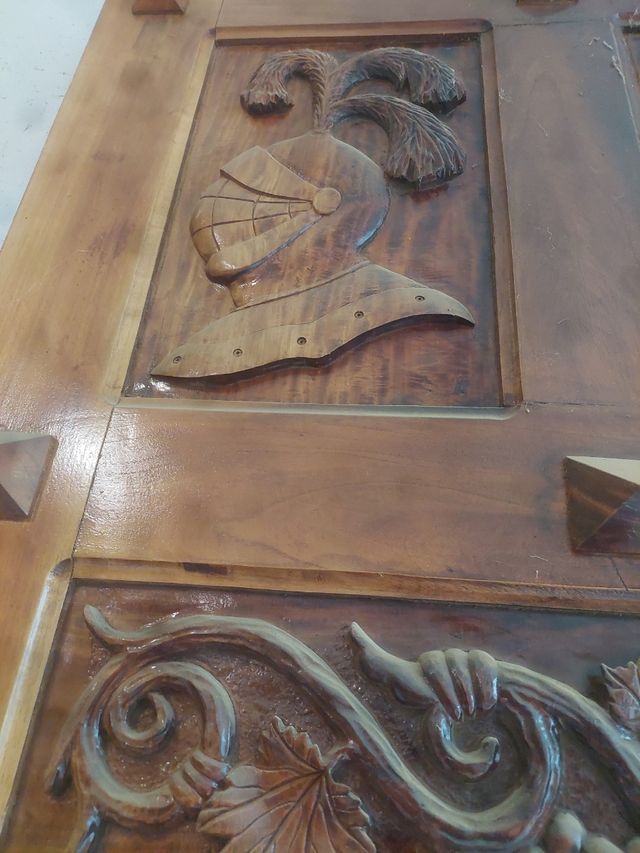 Puertas de madera de nogal talladas a mano