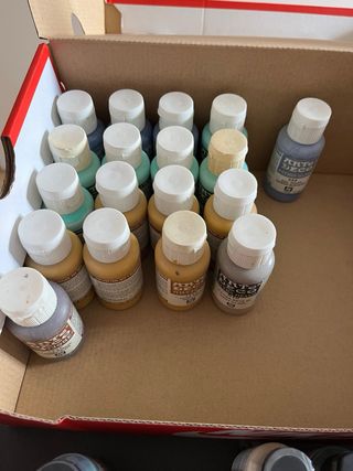 Lote de botes de pintura variado
