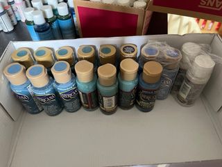 Lote de botes de pintura variado