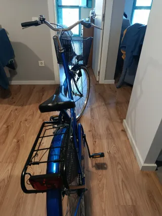 Bicicleta azul con cesta