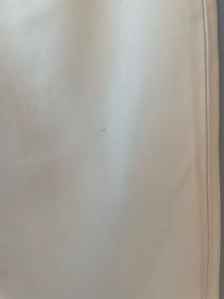 Pantalón polipiel Zara beige.