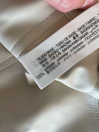 Pantalón polipiel Zara beige.