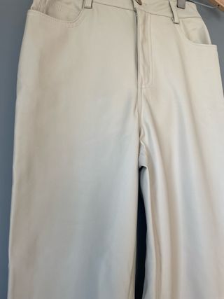 Pantalón polipiel Zara beige.