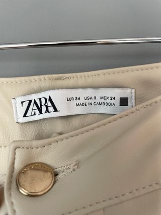 Pantalón polipiel Zara beige.