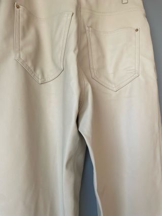 Pantalón polipiel Zara beige.
