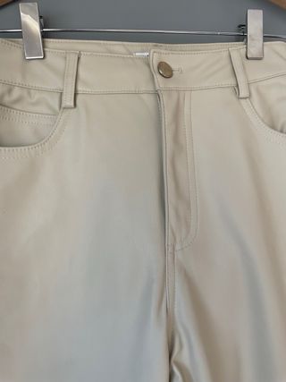 Pantalón polipiel Zara beige.