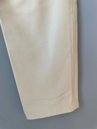 Pantalón polipiel Zara beige.