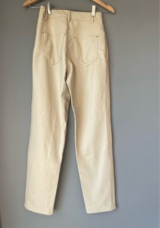 Pantalón polipiel Zara beige.
