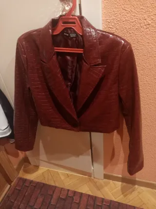 Chaqueta efecto piel burdeos y otra negro y blanco