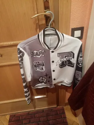 Chaqueta efecto piel burdeos y otra negro y blanco