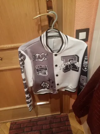 Chaqueta efecto piel burdeos y otra negro y blanco